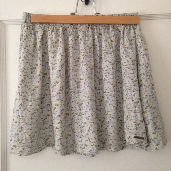 Abercrombie & Fitch Dresses & Skirts - Abercrombie & Fitch skirt with elastic waistband